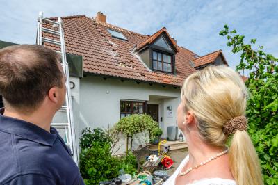 Besichtigung und Besprechung der Situation am Hausdach.