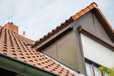 Dachgaube mit Ziegeldeckung an einem Wohnhaus.