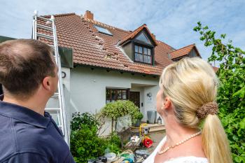 Besichtigung des Dachbereichs an einem Wohnhaus.