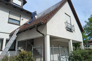 Arbeiten am Ziegeldach eines Wohnhauses.
