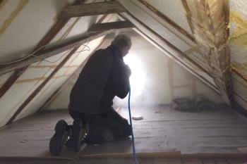 Arbeiten im Dachboden unter sichtbaren Dachbalken.